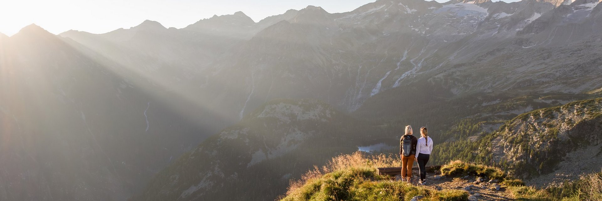 Dieses Bild zeigt zwei Frauen, die das beeindruckende Bergpanorama auf dem Graukogel genießen