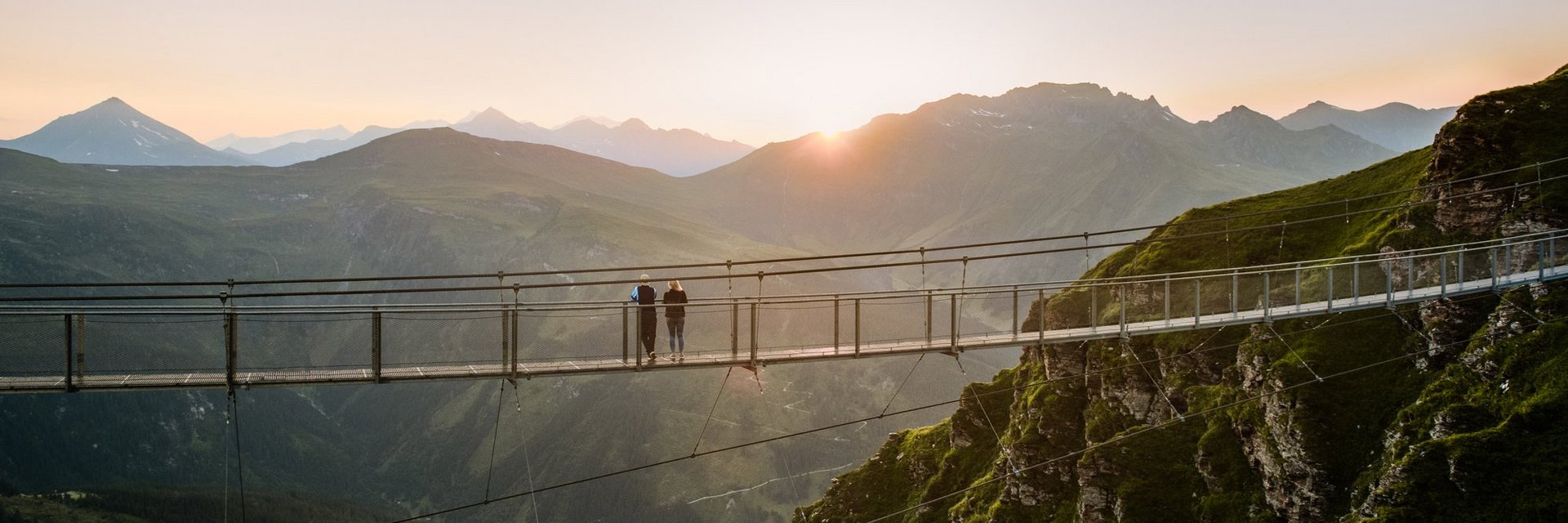 Das Bild zeigt die abendliche Stimmung auf der stubnerkogel Hängebrücke
