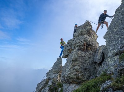 Dieses Bild zeigt eine Gruppe, die einen Klettersteig auf der Schlossalm absolviert