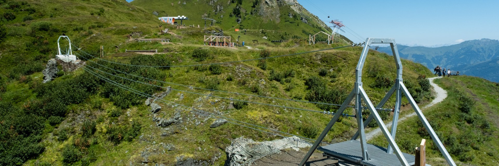 Dieses Bild zeigt die Seilbrücke auf der Schlossalm und die Bergstation