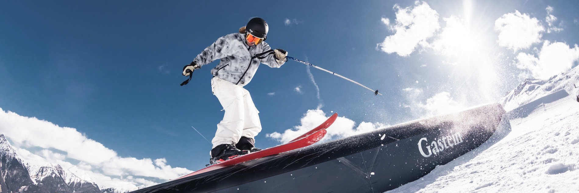 Kickers, Jibs & Co. Dieses Bild zeigt einen Skifahrer, der über eine Rampe im Snowpark am Stubnerkogel fährt