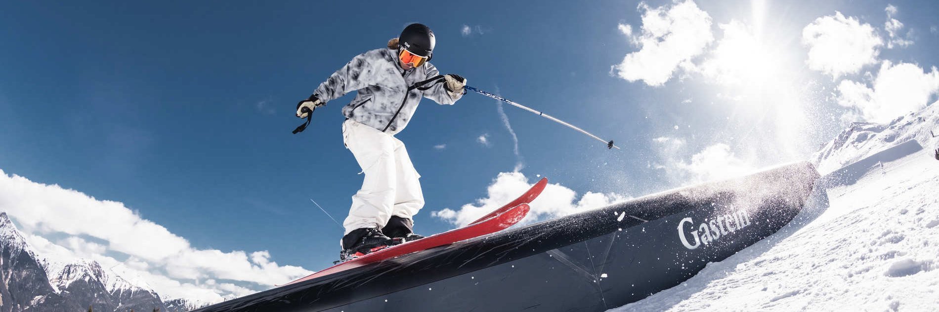 From Snowpark to the Funslope Dieses Bild zeigt einen Skifahrer, der über eine Rampe im Snowpark am Stubnerkogel fährt