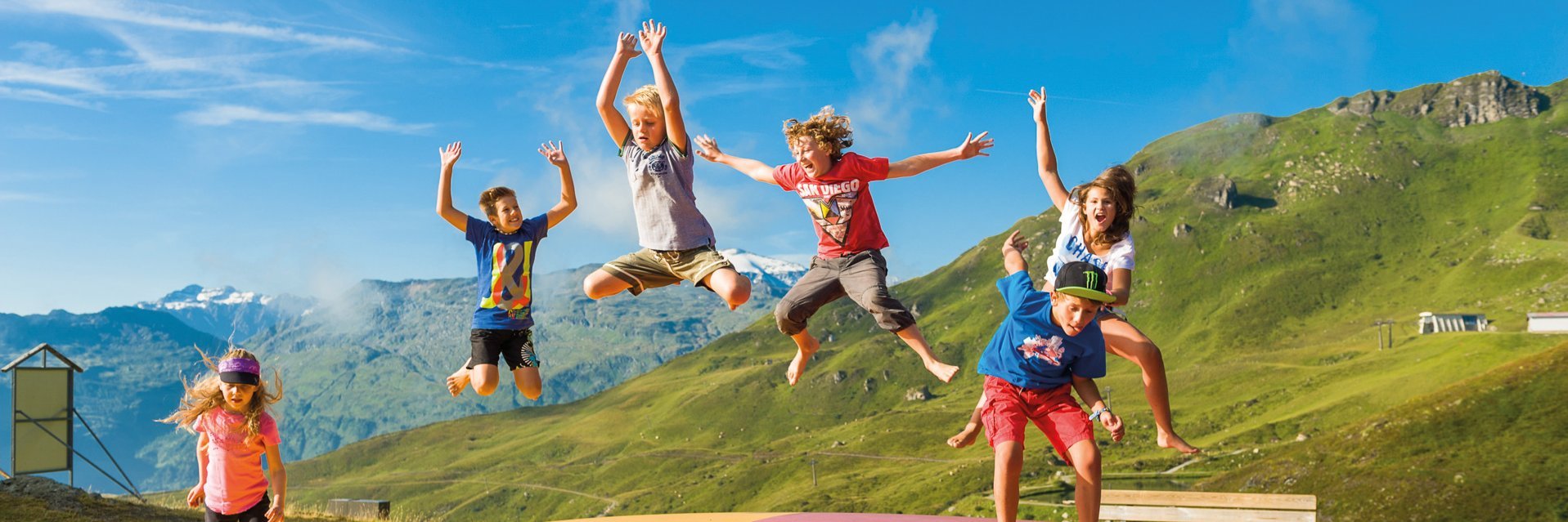 Dieses Bild zeigt Kinder, die auf einem Ballon-Trampolin auf der Schlossalm hüpfen