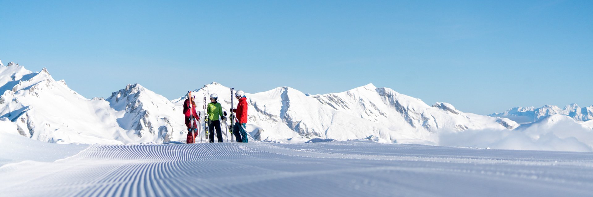 Dieses Bild zeigt drei Skifahrer, die auf einer präparierten Piste in Gastein stehen