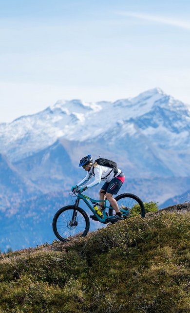 Dieses Bild zeigt zwei Mountainbiker, die einen Berg in Gastein hinunterfahren