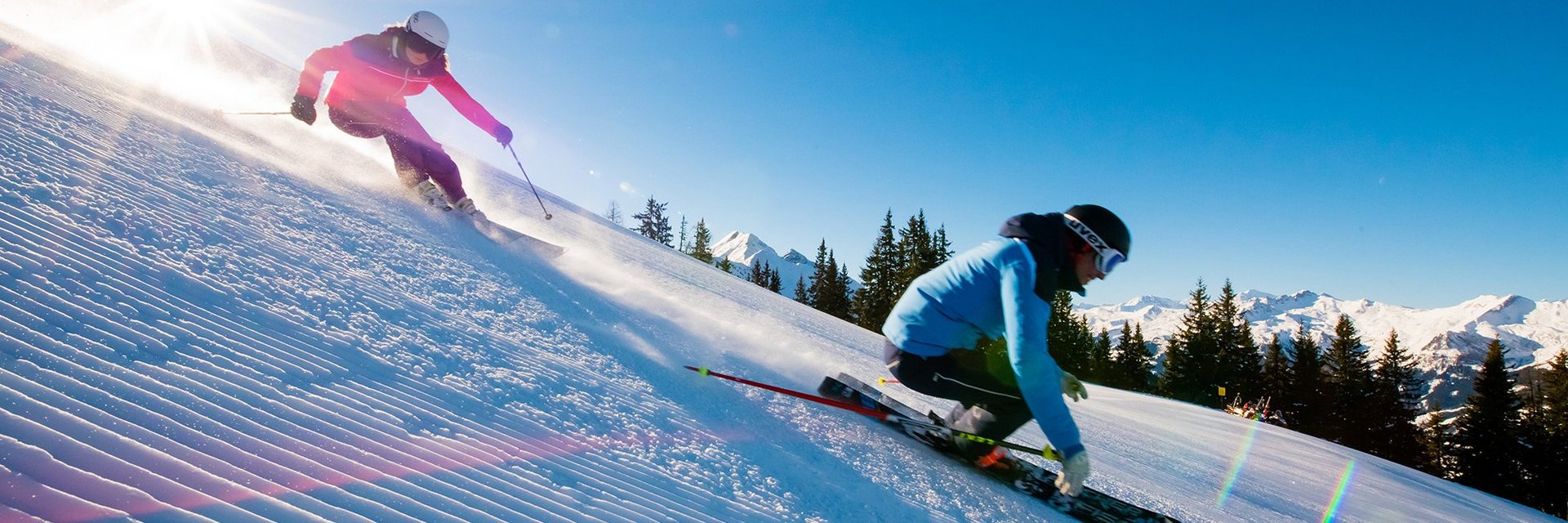 2 Skifahrer beim Early Morning Skiing auf der Piste in Dorfgastein