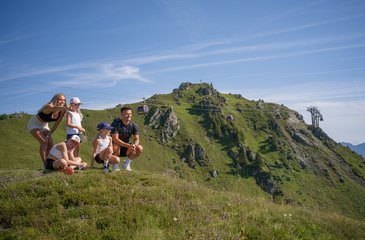Dieses Bild zeigt eine Familie, die auf der Schlossalm wandert und die Natur genießt
