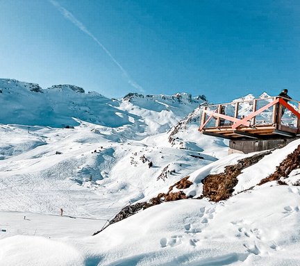 Die Aussichtsplattform Schlossalmblick in Skigastein im Winter