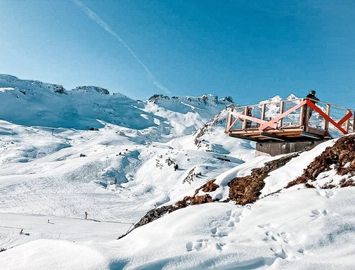 Die Aussichtsplattform Schlossalmblick in Skigastein im Winter