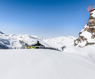 Aussicht unterhalb des Glocknerblicks Skifahrer am Aussichtsbankerl unterhalb des Glocknerblicks im Winter
