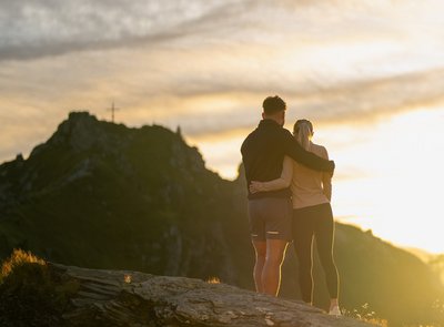 Dieses Bild zeigt ein Pärchen, dass einen Sonnenaufgang auf der Schlossalm bewundert