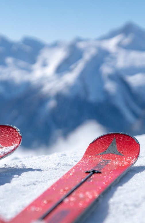 Pressetexte Dieses Bild zeigt eine Nahaufnahme von Ski auf einer Piste in Gastein