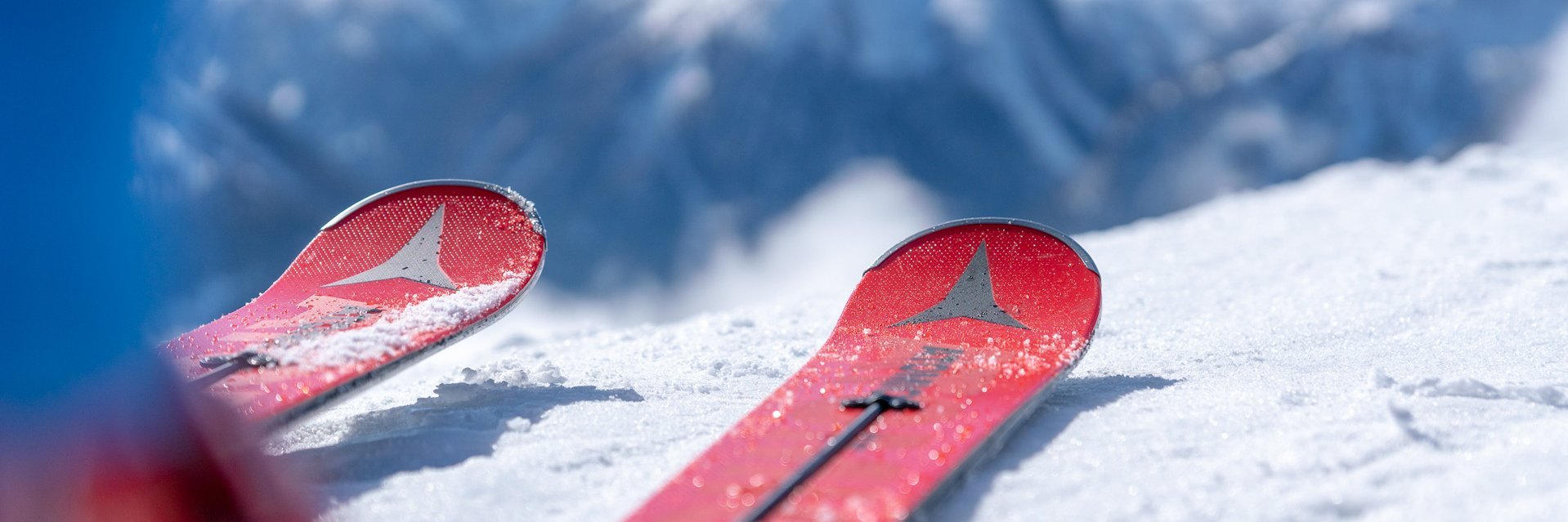 Dieses Bild zeigt eine Nahaufnahme von Ski auf einer Piste in Gastein