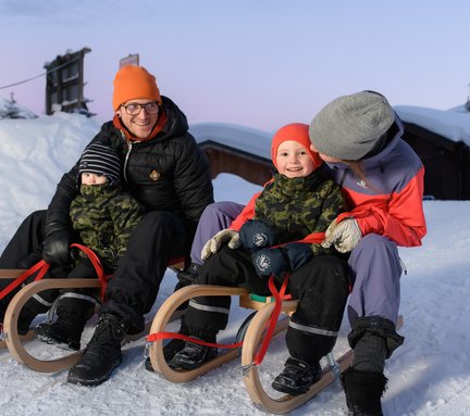 Familie am Start der Rodelbahn