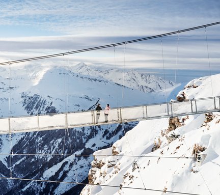 Pärchen auf der Hängebrücke am Stubnerkogel im Winter