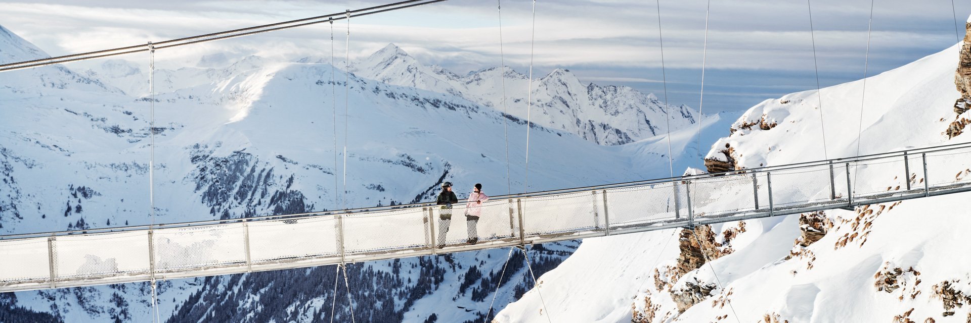 Pärchen auf der Hängebrücke am Stubnerkogel im Winter