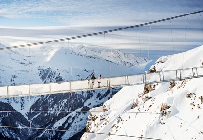 Pärchen auf der Hängebrücke am Stubnerkogel im Winter