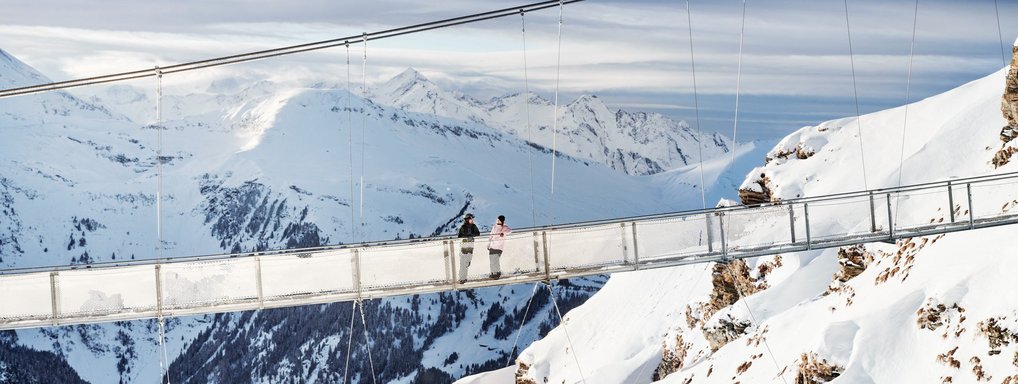 Gastein Panorama World Pärchen auf der Hängebrücke am Stubnerkogel im Winter