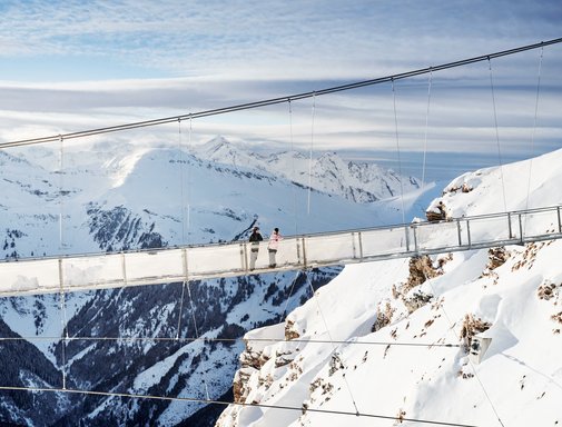 Pärchen auf der Hängebrücke am Stubnerkogel im Winter