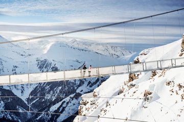 Pärchen auf der Hängebrücke am Stubnerkogel im Winter