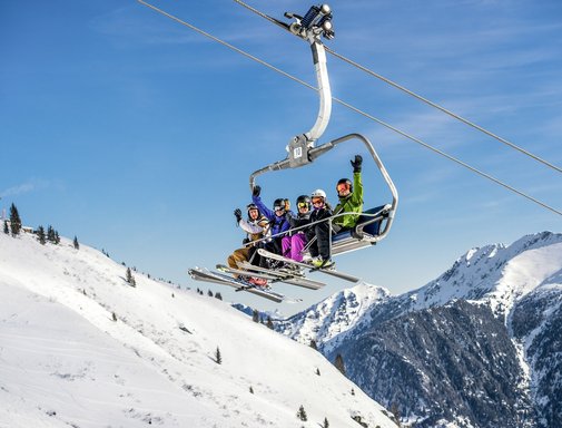 Winter tickets Dieses Bild zeigt eine Gruppe von Skifahrern, die auf einem Sessellift in Gastein sitzen