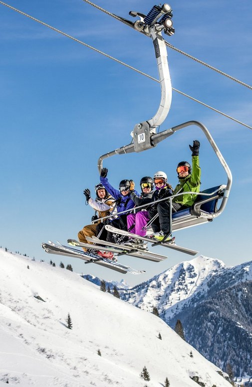 Wintertickets  Dieses Bild zeigt eine Gruppe von Skifahrern, die auf einem Sessellift in Gastein sitzen