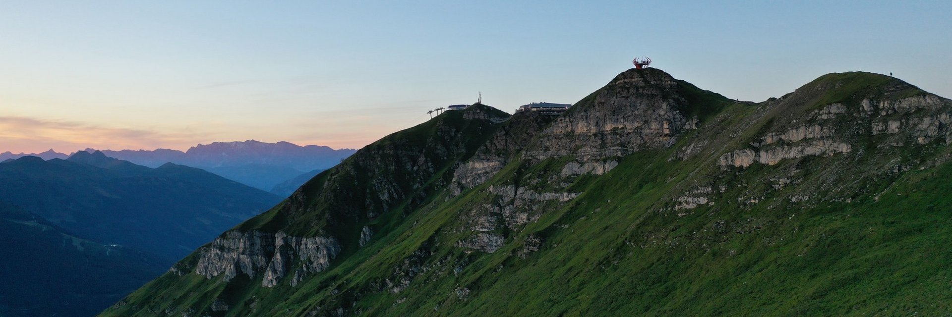 Dieses Bild zeigt den Stubnerkogel bei Abenddämmerung