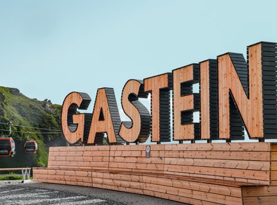 Dieses Bild zeigt das Gasteinschild im Sommer