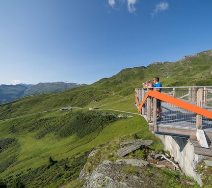 Dieses Bild zeigt die Plattform Schlossalmblick im Sommer auf der Schlossalm