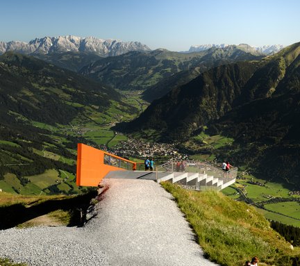 Weg zur Aussichtsplattform Talblick mit Blick in die umliegende Bergwelt im Sommer