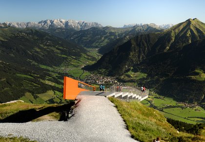 Weg zur Aussichtsplattform Talblick mit Blick in die umliegende Bergwelt im Sommer