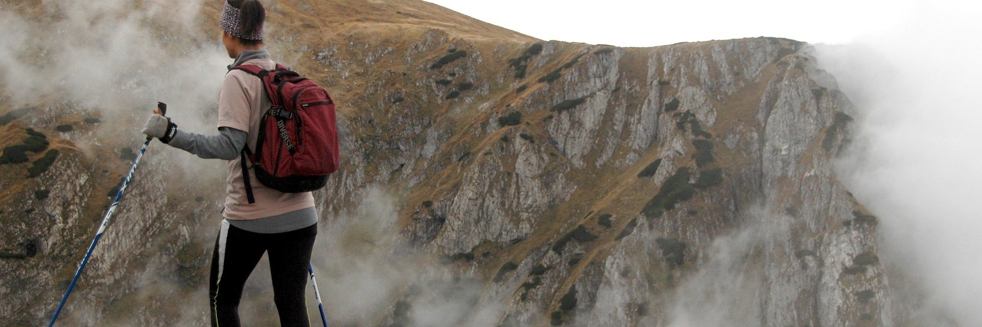 Dieses Bild zeigt einen Wanderer bei mystischer Stimmung auf einem Berg in Gastein im Herbst wandern