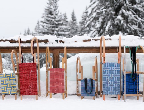 Sledding Schlitten nebeneinander aufgestellt