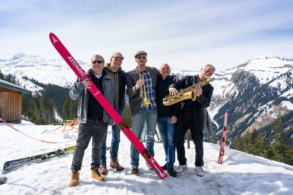 {image  .alternative}