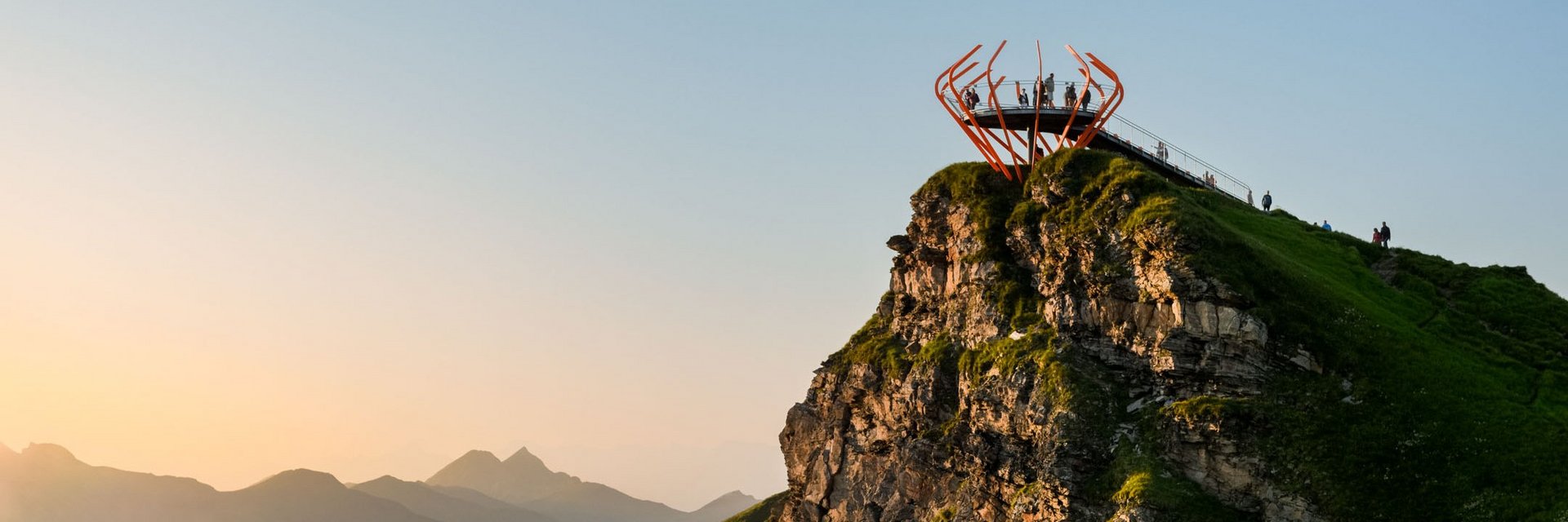 Dieses Bild zeigt die Aussichtsplattform auf dem Stubnerkogel bei abendlicher Stimmung