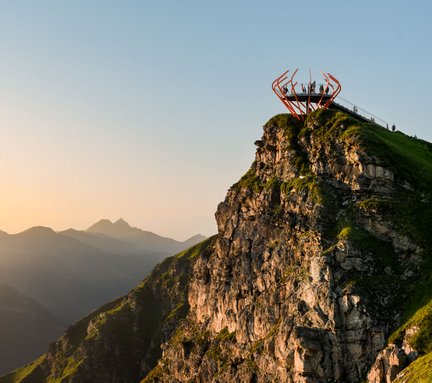 Dieses Bild zeigt die Aussichtsplattform auf dem Stubnerkogel bei abendlicher Stimmung