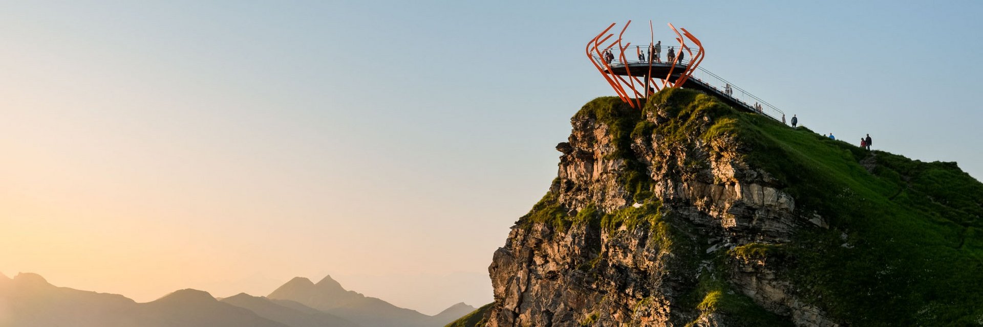 Dieses Bild zeigt die Aussichtsplattform auf dem Stubnerkogel bei abendlicher Stimmung