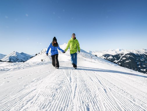 Winter hiking  Dieses Bild zeigt ein Paar beim Winterwandern