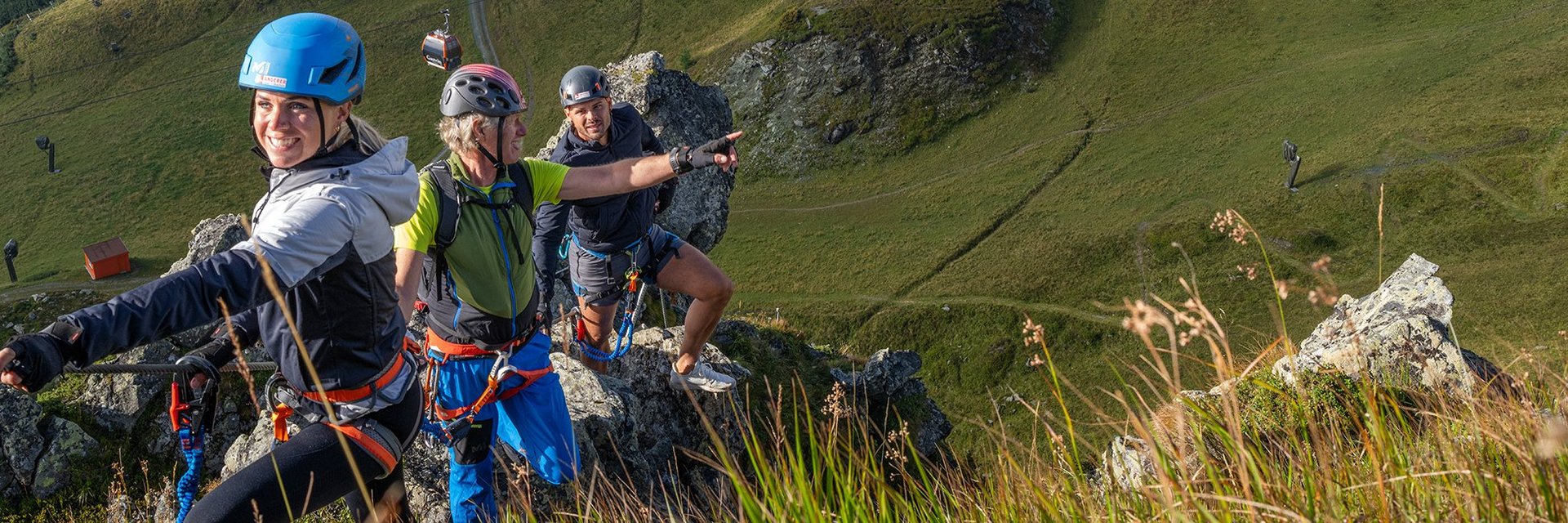Dieses Bild zeigt eine Gruppe. die auf einem Klettersteig zum Tauernblick auf der Schlossalm klettert