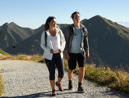 Dieses Bild zeigt ein Paar, dass auf dem Stubnerkogel wandert
