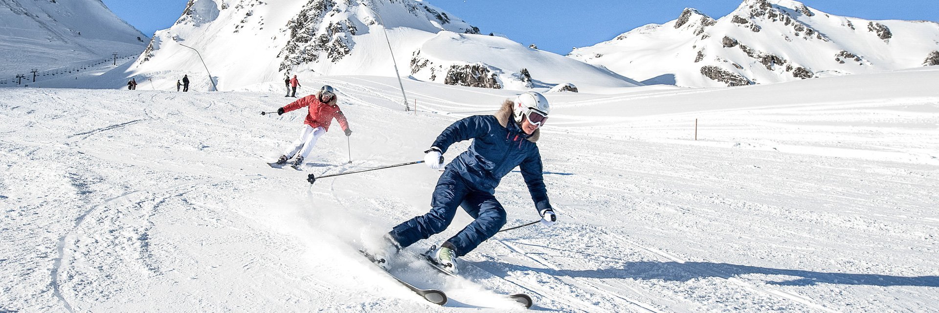 Dieses Bild zeigt zwei Skifahrer auf einer Piste in Gastein