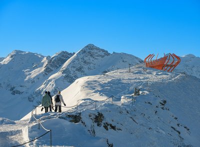 Dieses Bild zeigt eine Gruppe, die zu einer Aussichtsplattform am Stubnerkogel im Winter wandert