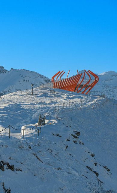 Dieses Bild zeigt eine Gruppe, die zu einer Aussichtsplattform am Stubnerkogel im Winter wandert