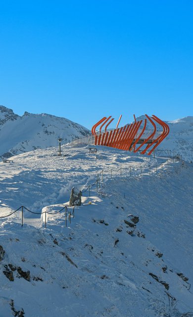 Dieses Bild zeigt eine Gruppe, die zu einer Aussichtsplattform am Stubnerkogel im Winter wandert