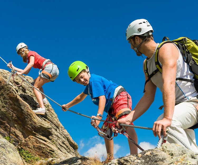 Auf diesem Bild ist eine Gruppe, die auf deinem Klettersteig in Gastein klettert