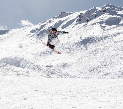 Dieses Bild zeigt einen Skifahrer, der im Snowpark am Stubnerkogel über eine Schanze springt und einen Stunt in der Luft macht
