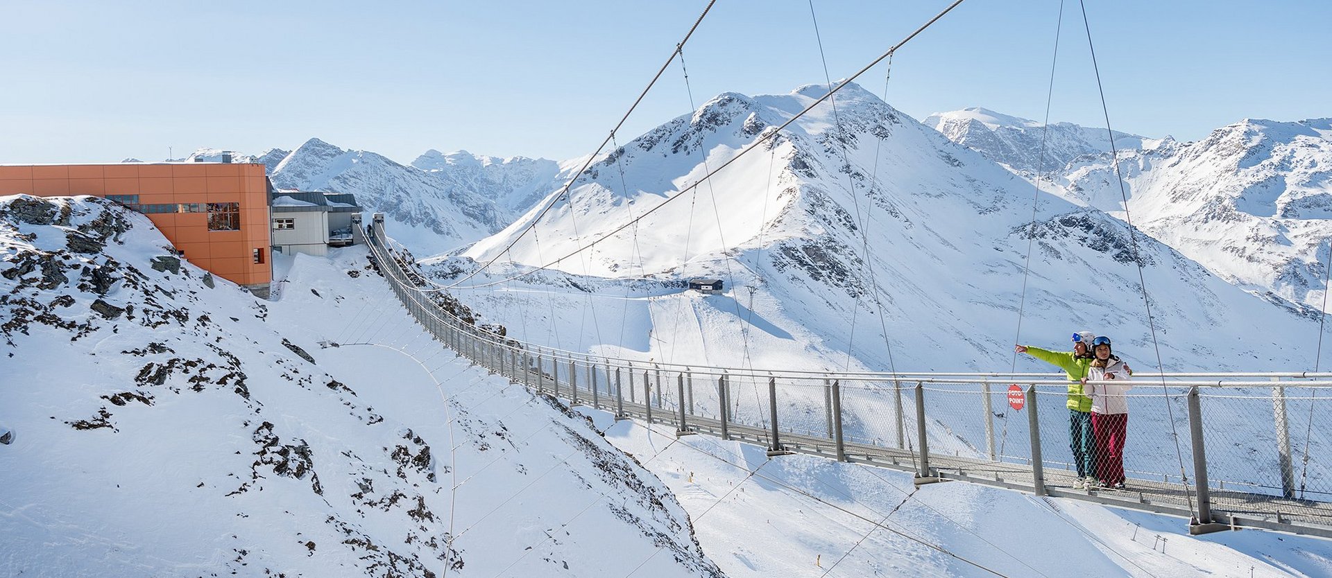Bergerlebnisse in Gastein Dieses Bild zeigt zwei Frauen, die auf der Hängebrücke am Stubnerkogel im Winter stehen