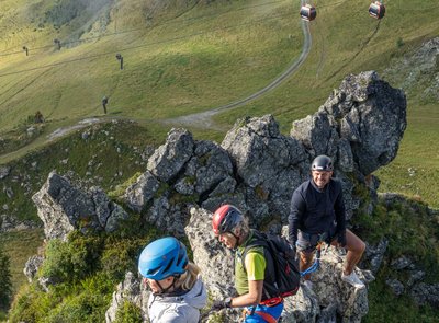Gruppe klettert einen Klettersteig in Gastein