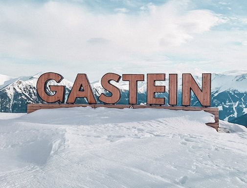 Fotopoint Gastein Gastein-Schriftzug bei der Bergstation der Schlossalmbahn in Skigastein