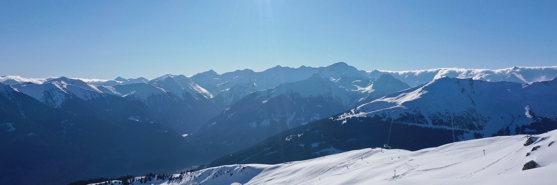Bergpanorama über das Skigebiet Schlossalm mit dem Weitmoserlift